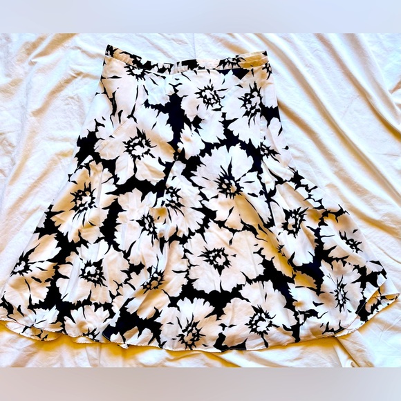 White House Black Market Dresses & Skirts - White House Black Market silk skirt size 0
